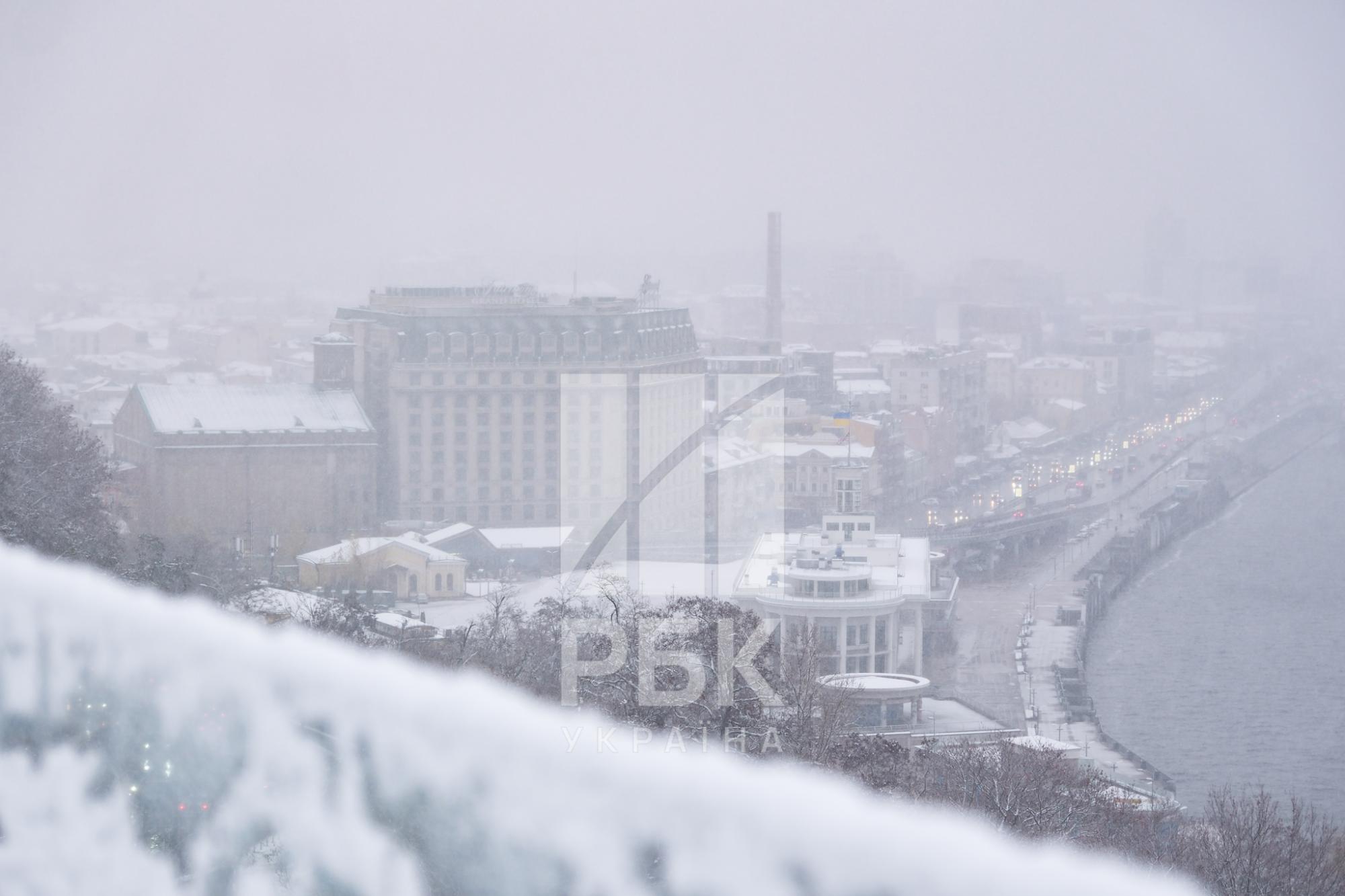 Киев "накрыл" снегопад. Что происходит на дорогах и улицах города (фото)